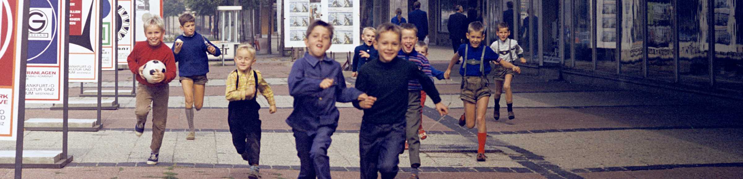 Gruppe von Kindern und Jugendlichen beim Ballspielen auf der Karl-Marx-Straße in Frankfurt (Oder) in der DDR