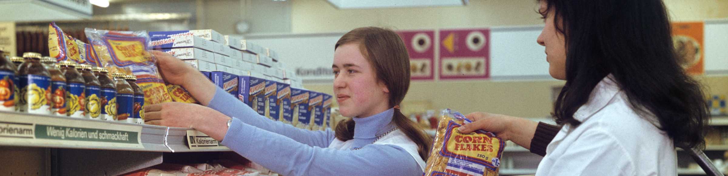 Kaufhallen - Versorgungseinrichtung mit gefüllten Regalen zur gesunden Ernährung in Berlin in der DDR